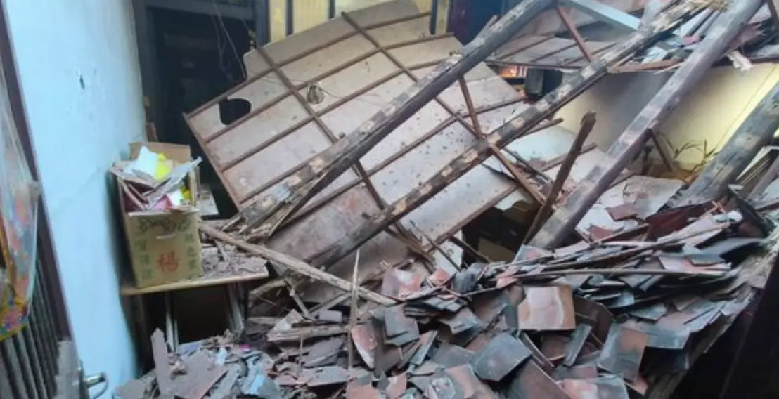 ▲新北市樹林區太平路一處三合院老宅，疑似因為屋齡老舊，再加上白蟻蛀蝕，今（28）日下午3時許，屋頂突然塌陷，導致80多歲的黃姓屋主夫妻一度受困在內。（圖／翻攝畫面）