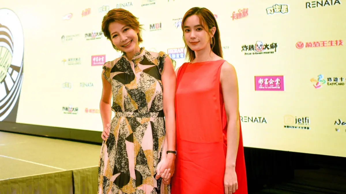 ▲第10屆桃園電影節開幕，温貞菱（右）在開幕片《倒數回擊》中打拳擊一度手指脫臼。以《她和她的她》入圍金鐘獎迷你劇集女配角，丁寧坦言：「沒有想過，因為強敵很多。」（圖／桃園電影節）