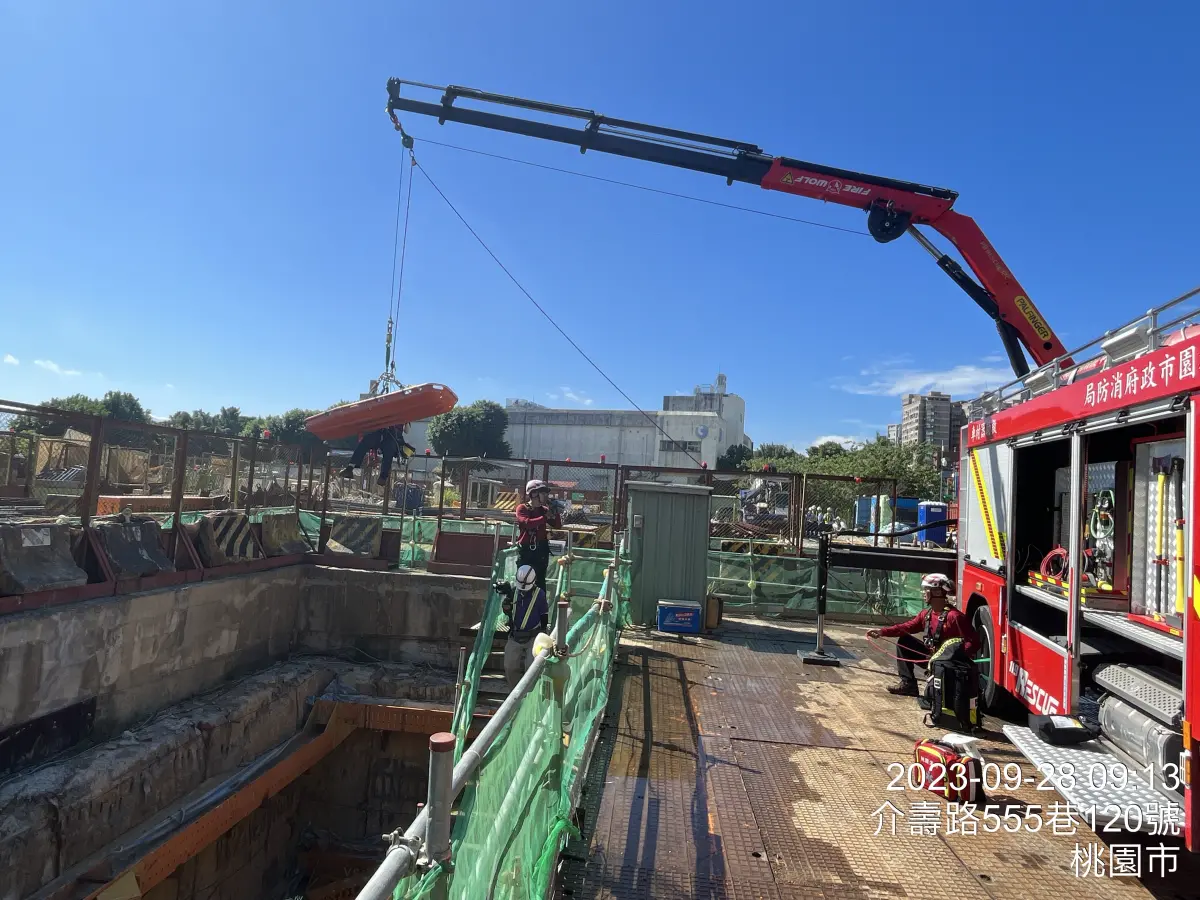 ▲桃園市政府消防局第一大隊大湳分隊今日舉辦模擬施工人員於工地豎井內發生意外，消防人員演練必須在最短時間內安全、迅速完成人命救援勤務。（圖／桃園捷工局提供）