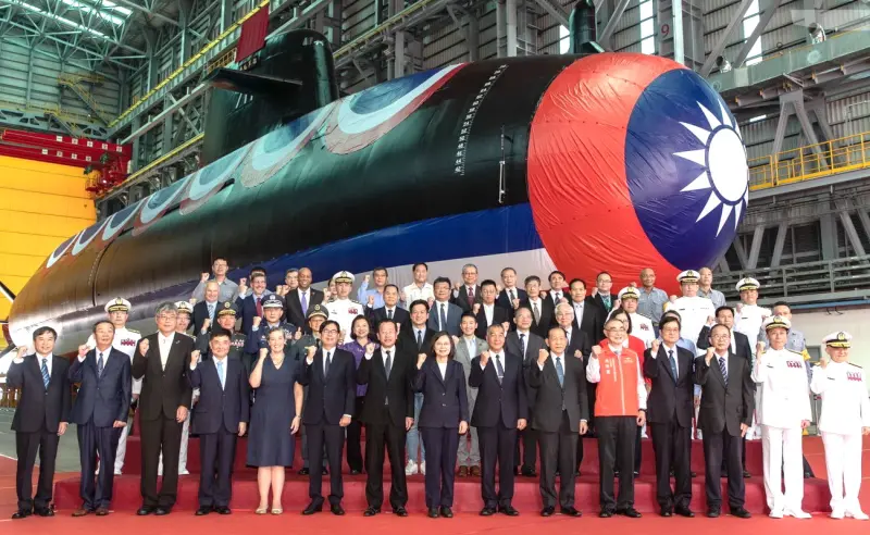 ▲台灣國際造船公司舉辦潛艦國造原型艦命名及下水擲瓶儀式。(圖／台灣國際造船公司提供)