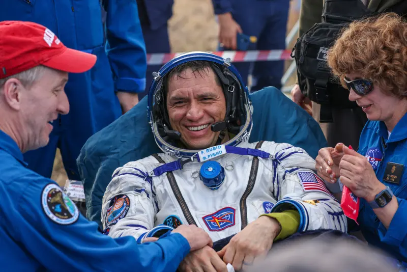 ▲美國太空人盧比歐（Frank Rubio）27日返回地球，在國際太空站待了371天，打破美國太空人的紀錄。盧比歐回到地球時，忍不住高喊「回家真好」。（圖／美聯社／達志影像）
