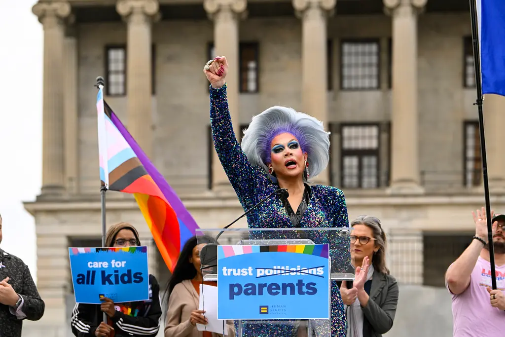 ▲美國德州議會欲立法限制變裝秀在公開場合表演，最新的聯邦法官判決則稱該法案不僅違憲還要求永久禁止執行。（圖／美聯社／達志影像）