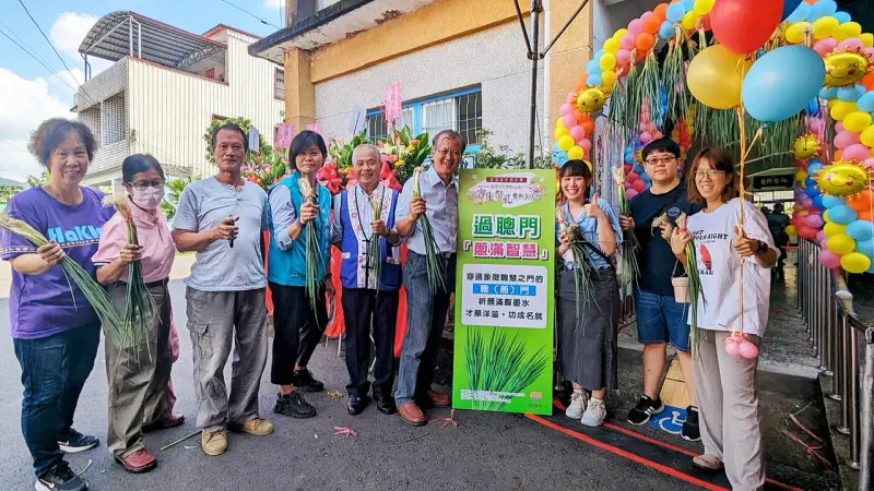 ▲杉林區各校師生一同參與祭孔敬師祈福活動，學生們開心地體驗過蔥(聰)門、祭孔粽(包中)及夢想樹(合格祈願)等活動。（圖／杉林區公所提供）