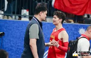 亞運籃球／中國中鋒王哲林被喊MVP卻罰球不進　姚明賽後和他談話
