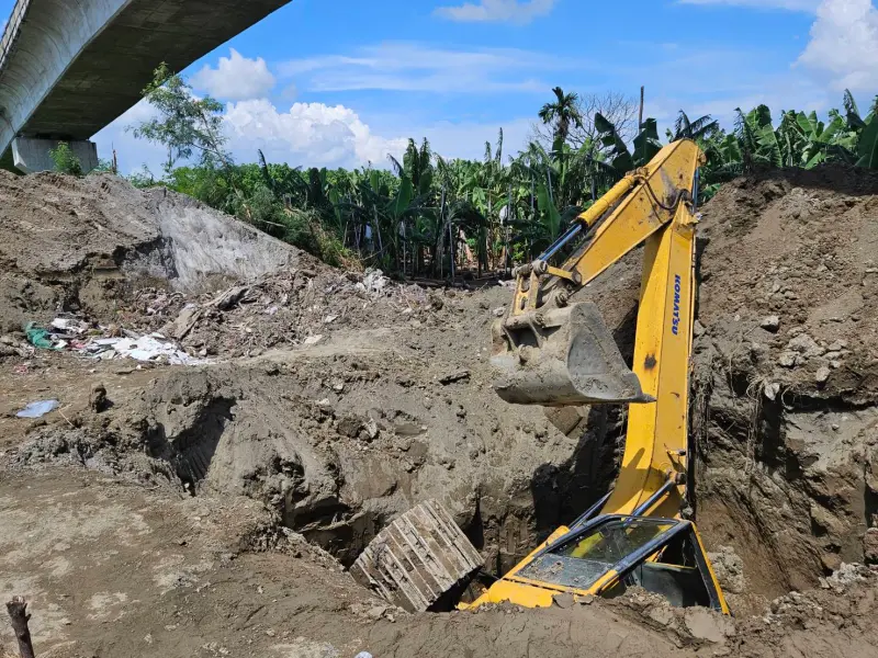 ▲一台挖土機不明原因掉入土坑，造成挖土機駕駛死亡。（圖／翻攝畫面）