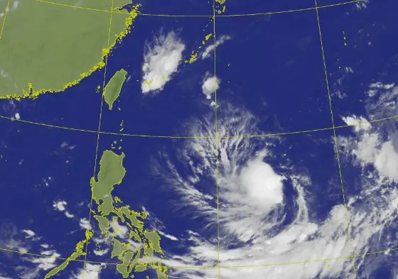 ▲菲律賓東方海面的熱帶性低氣壓，最快在週末有機會增強為輕度颱風，下週三、四（4、5日）將逐漸西行通過菲律賓北部或巴士海峽，對台灣天氣造成影響。（圖／翻攝自中央氣象署）