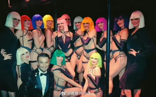▲Lisa相較於其他舞者,上半身沒有裸露。(圖/微博) ▲Lisa相較於其他舞者,上半身沒有裸露。(圖/微博)