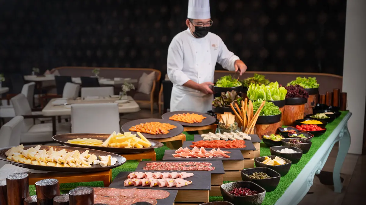 ▲人氣自助餐廳文華Café自2023年10月2日起，於週一至週四的午間時段推出半自助式「平日午間饗．吃．吧」，除了豐盛的活力健康沙拉吧、開胃冷肉盤、精品級甜點吧，還有單點主餐。（圖／文華東方酒店提供）