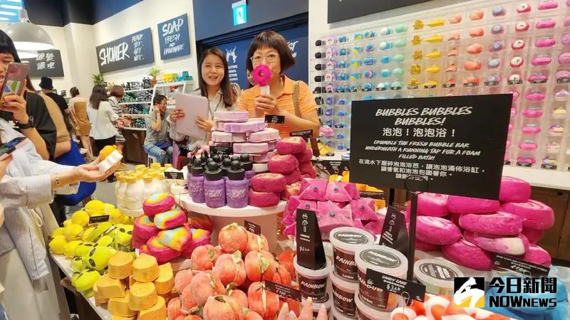 ▲LUSH高雄漢神巨蛋店為南台灣首間店鋪。（圖／記者陳美嘉攝）