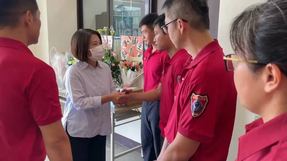 ▲屏東縣長周春米至屏一分隊、屏二分隊，給予消防弟兄們安慰及打氣。（圖／屏東縣政府提供）
