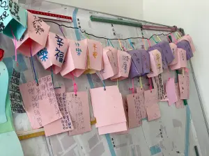 學童們畫了滿滿愛心、手繪消防車、救護車、摺紙天燈,寫上「謝謝」與「平安」卡片為消防弟兄們加油。(圖/屏東縣政府提供) ▲學童們畫了滿滿愛心、手繪消防車、救護車、摺紙天燈,寫上「謝謝」與「平安」卡片為消防弟兄們加油。(圖/屏東縣政府提供)