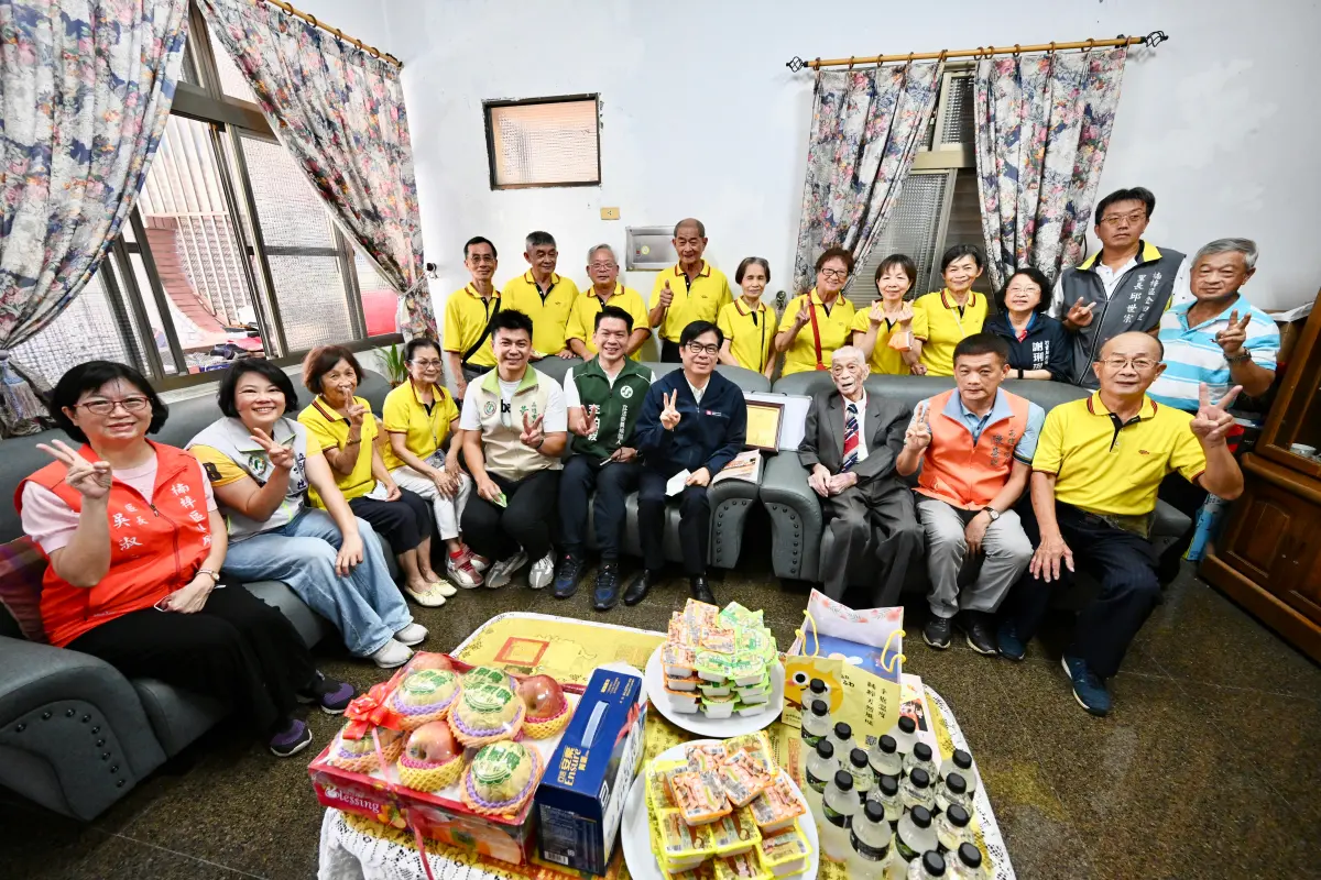 ▲高雄市長陳其邁今天特別前往楠梓區今年滿百歲的陳新發爺爺家中慰問，並代表衛生福利部致贈金鎖片、敬老狀，及致贈高雄市1萬元重陽禮金。（圖／高市府提供）