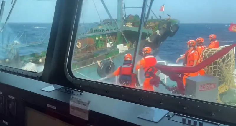 越界陸籍漁船拒檢衝撞巡防艇　海巡署連船帶人押回台北港偵辦