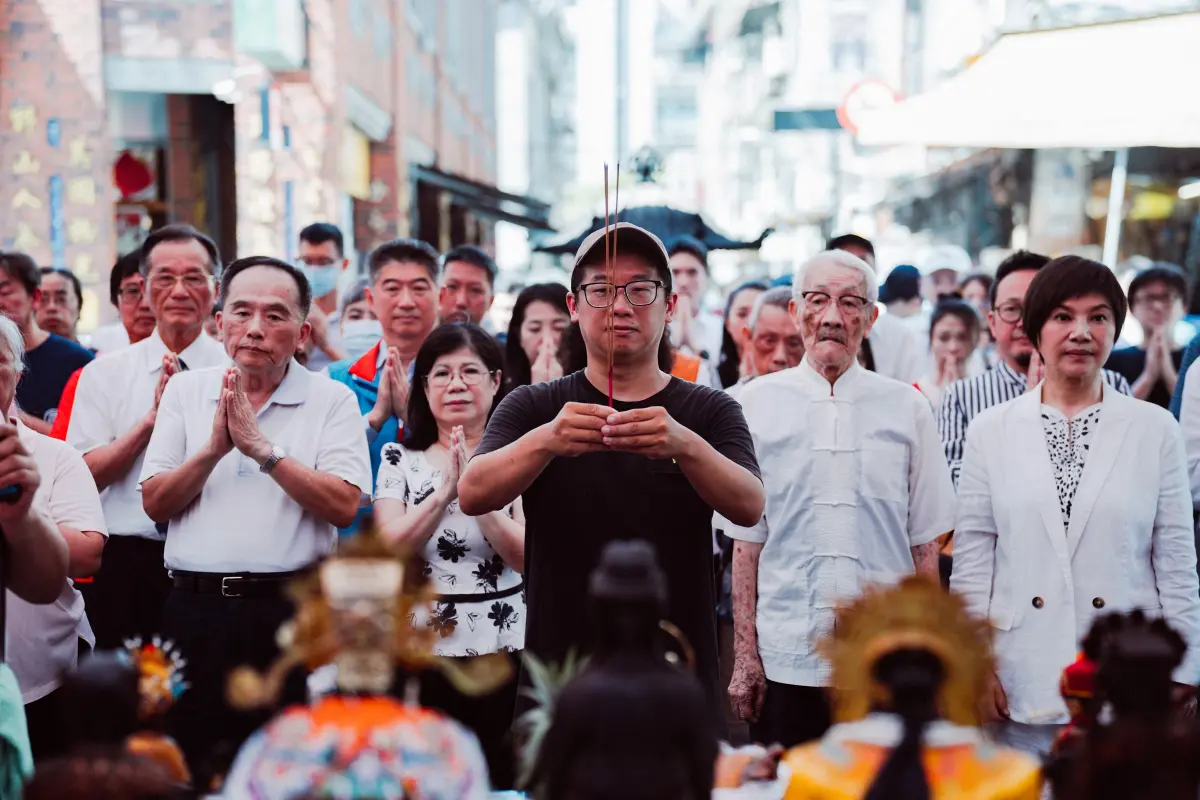▲柯智豪奪下金曲獎，還願時致贈兩尊戲神「田都元帥」與「西秦王爺」給霞海城隍廟。（圖／柯智豪音樂工作室提供）