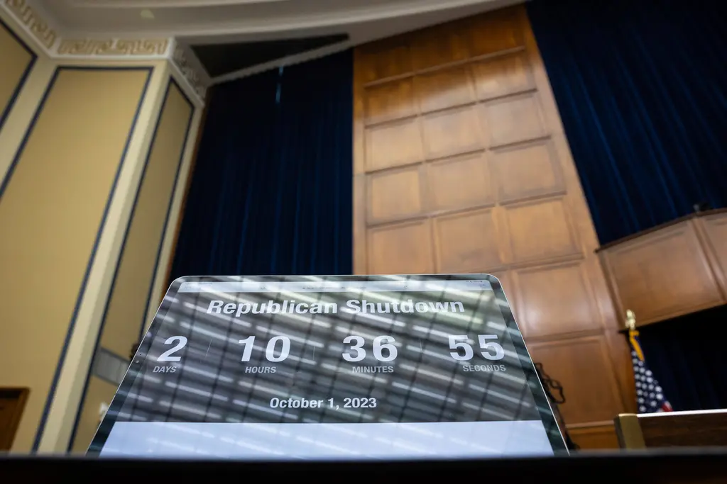 ▲美國國會兩黨分歧持續，美國聯邦政府關門期限10月1日在即，有議員在議場中用平板電腦展示倒數。（圖／美聯社／達志影像）