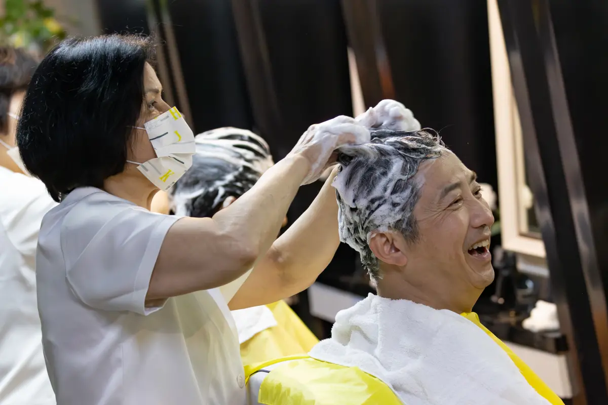 ▲哈林（右）台南體驗高級坐洗體驗，泡溫泉慘被後輩周予天踩中指。（圖／好看娛樂）