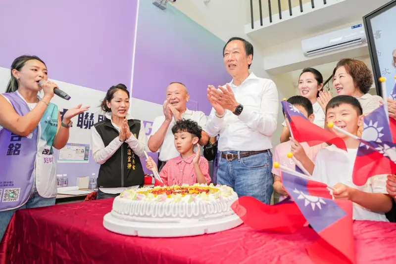 ▲郭台銘今天到苗栗連署總部,工作人員準備蛋糕為他慶生。(圖/郭台銘辦公室提供)