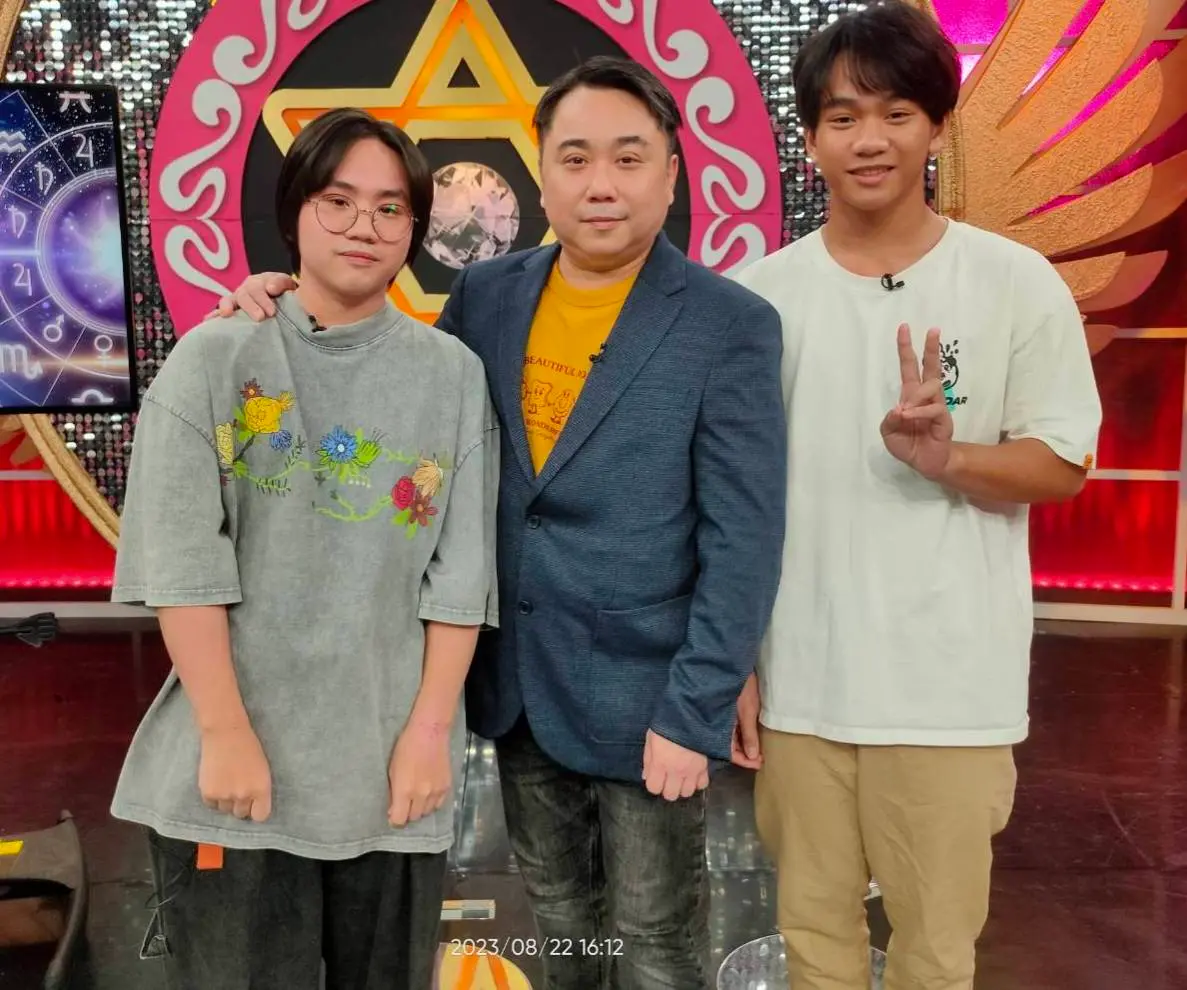 ▲小彬彬（中）的兒子小小彬（左）和迷你彬都長成少年，為父的他透露幫長子回答問題被罵爆。（圖／小彬彬提供）