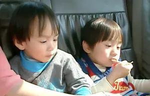 ▲小小彬（左）與迷你彬拍大愛《警察先生》分別是7歲、5歲。（圖／大愛提供）