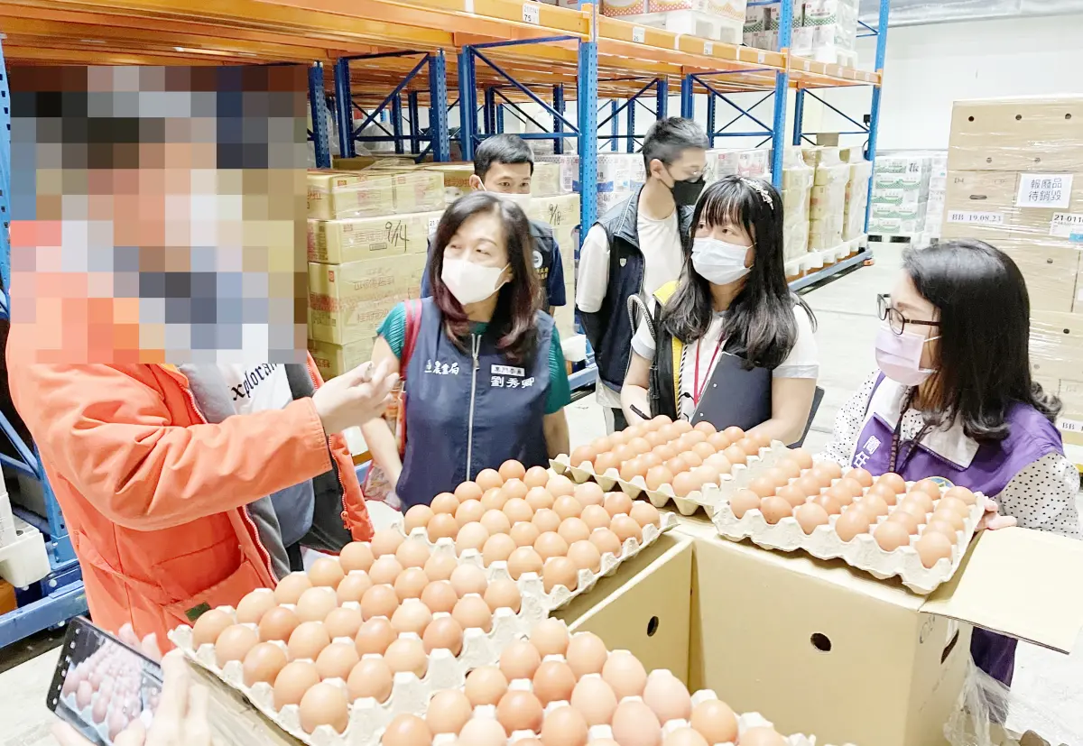 ▲仲毅蛋品吳姓蛋商與5名員工，涉嫌販售逾期進口蛋以及進口蛋假冒台灣國產蛋，今日上午遭檢方聲請羈押，桃園地院今天下午召開聲押庭後，諭令50萬元交保。（圖／資料照，桃園衛生局提供）