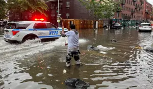 影／「破紀錄暴雨」淹沒紐約市！多條地鐵癱瘓　進入緊急狀態
