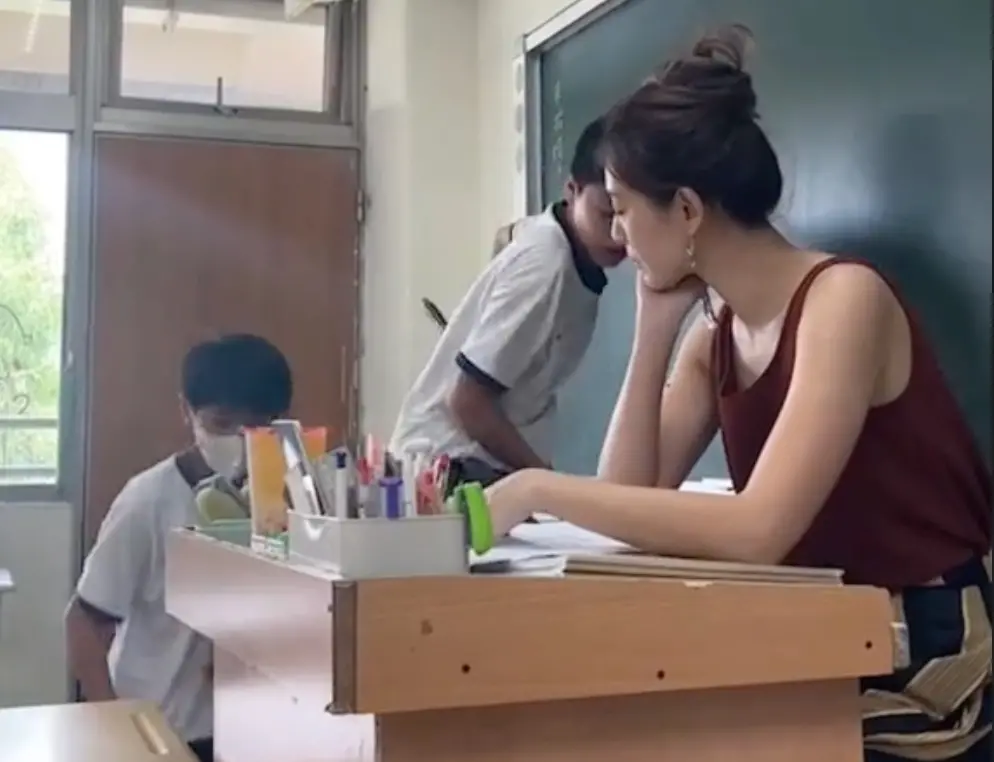 ▲一名國中班導師最近在社群爆紅，因為與同學互動有趣，加上高顏值引起關注。（圖/Tik Tok@kfjh307）