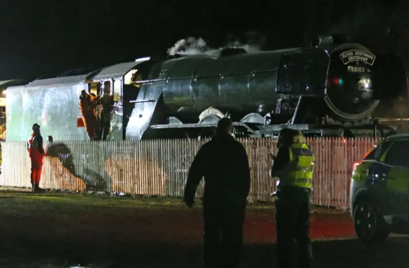 ▲兩列火車在蘇格蘭高地的阿維摩爾（Aviemore）火車站發生碰撞，造成數人受傷。（圖／翻攝自太陽報）