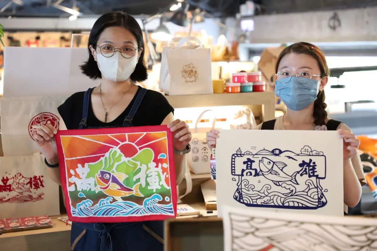 ▲為迎接日本翡翠騎士來高雄演出，高市府與在地文創業合作推出高雄限定小物，讓日籍友人帶回滿滿紀念。（圖／記者郭凱杰翻攝）