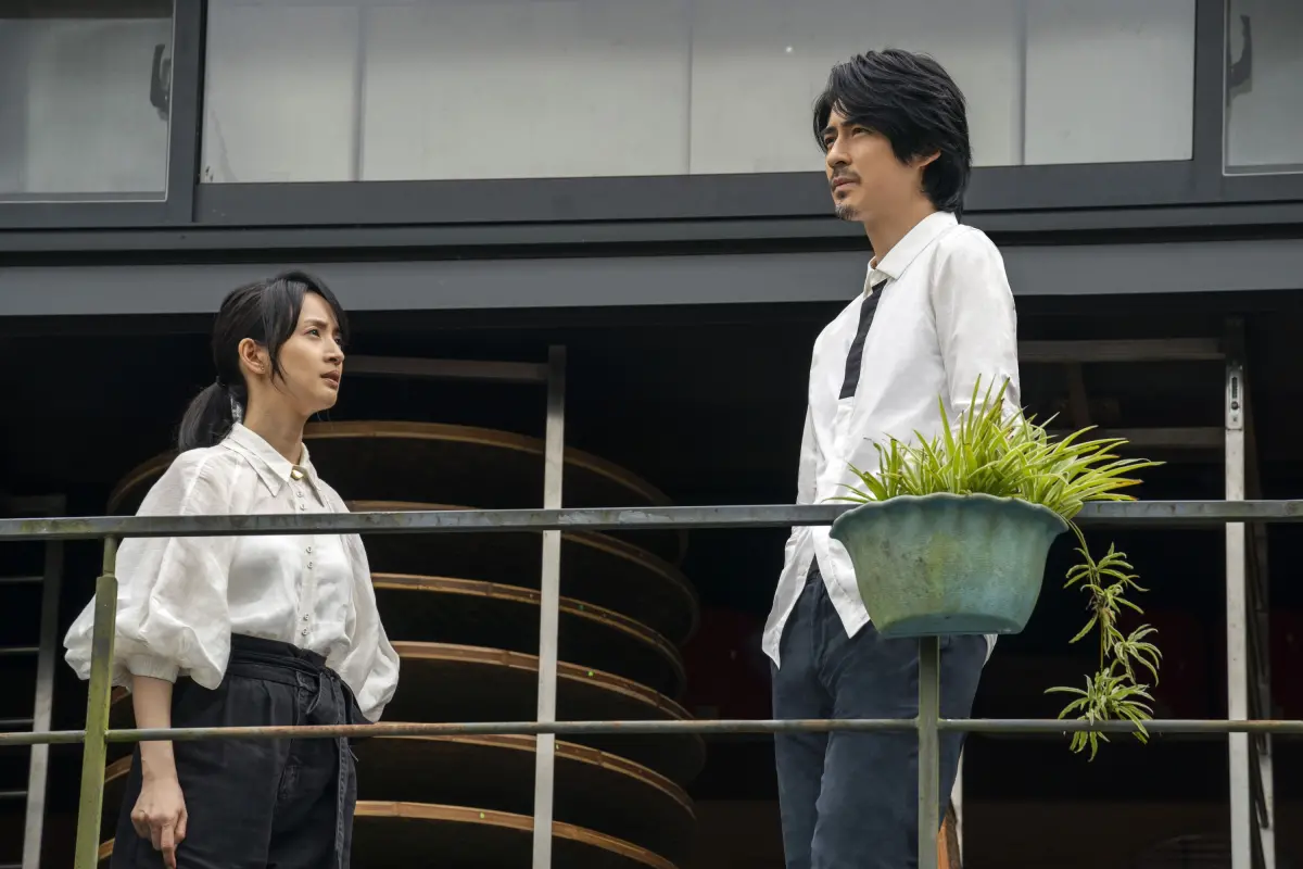 ▲周渝民（右）在電影《車頂上的玄天上帝》中分飾兩角，情纏林依晨（左）又變阿公；第二波卡司名單揭曉，張孝全加盟演出。（圖／甲上）