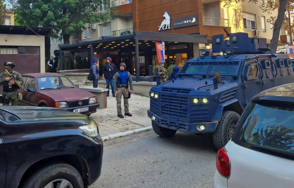 ▲科索沃與塞爾維亞的緊張衝突一觸即發。圖為科索沃警察29日在北部塞裔居民集結處，搜查餐館和建築。（圖／美聯社／達志影像）