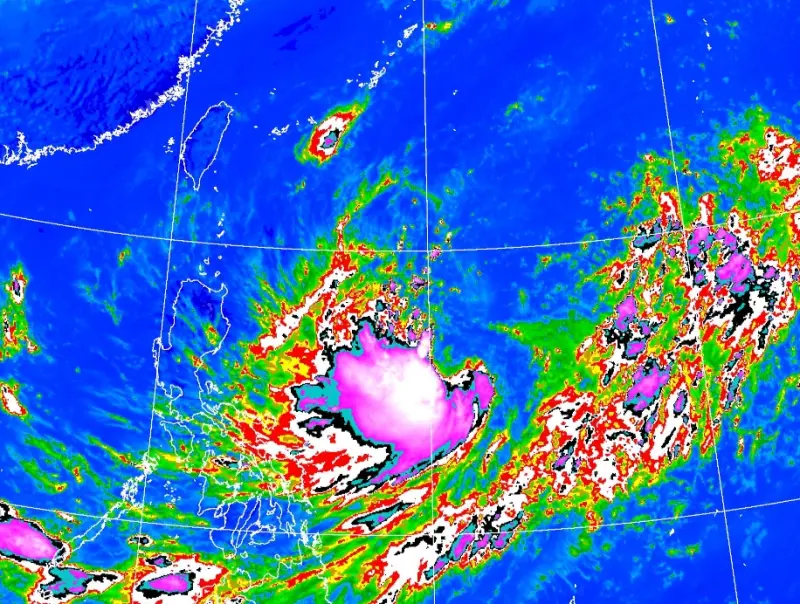▲氣象署表示，小犬颱風明後天往北偏移的程度，將會直接決定對台灣影響的大小。（圖／翻攝中央氣象署官網）