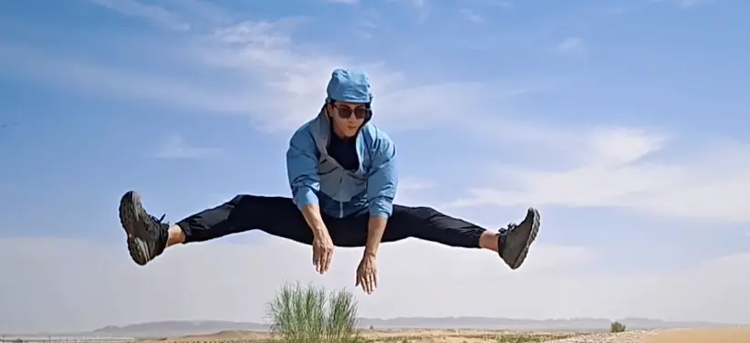 ▲52歲吳奇隆不當油膩大叔，再現「小虎隊」真功夫，表演騰空一字馬。（圖／翻攝吳奇隆微博）