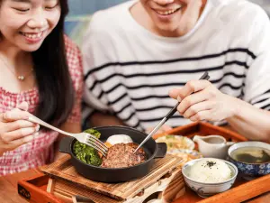 ▲CRAFT咖啡廳每日午、晚餐時段推出由日本A5和牛製作的漢堡肉排。（圖／英迪格酒店提供）