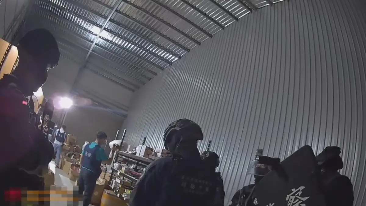 ▲中警刑大偵四隊破獲一個機械化毒品廠，現場有下料機、封口機等機械設備，生產精準快速。（圖/記者鄧力軍翻攝）