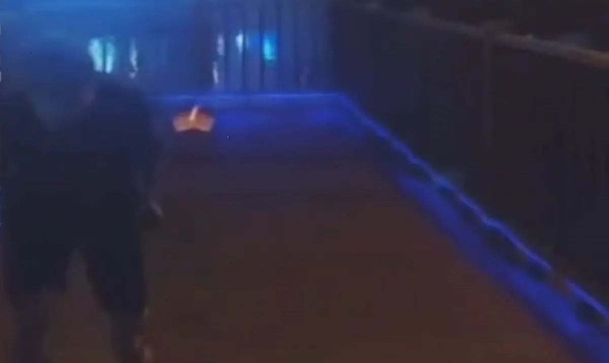 ▲高雄市１名男子昨天中秋節點燃放在五號船渠觀景台木棧道上的煙火後快步跑開。（圖／翻攝自社會事新聞影音）