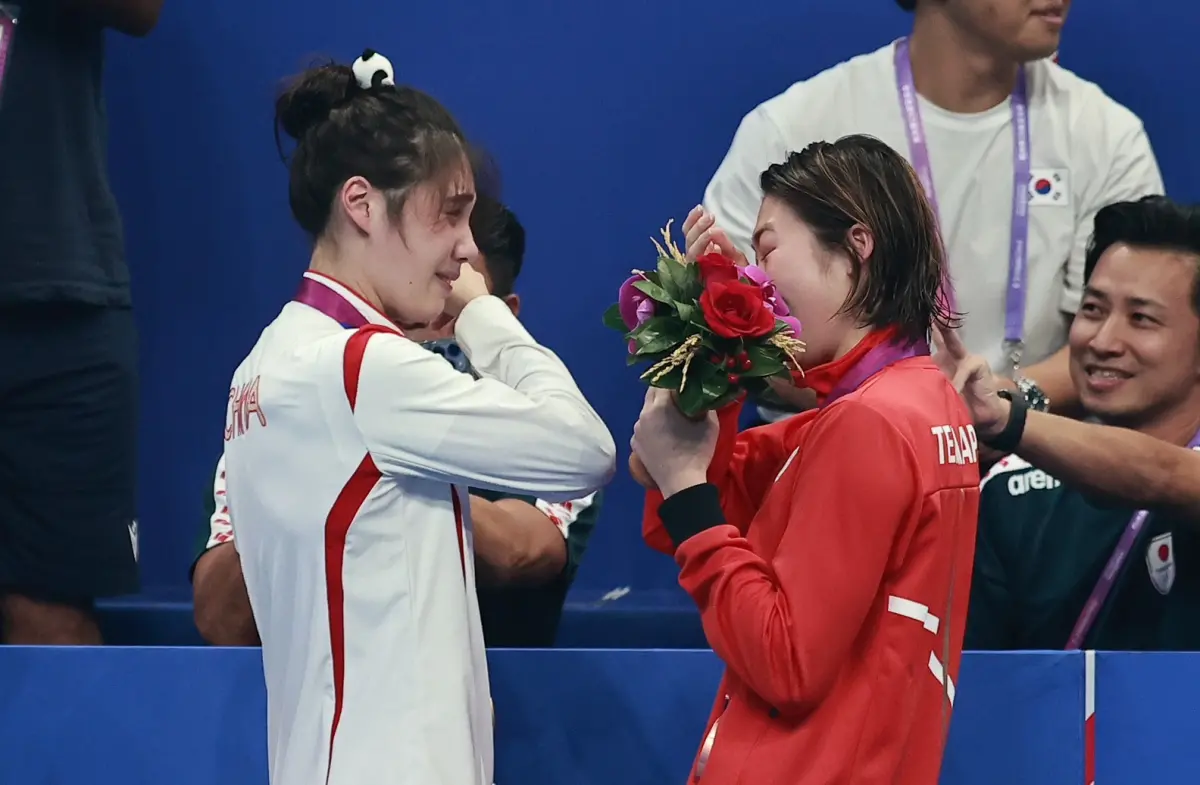 ▲杭州亞運女子50公尺蝶式，張雨霏和池江璃花子相擁而泣，呈現超越勝負的感動。（記者葉政勳攝）