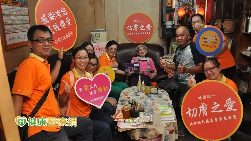 ▲買不起月餅…　85歲失禁嬤收到愛心月餅展現久違笑容