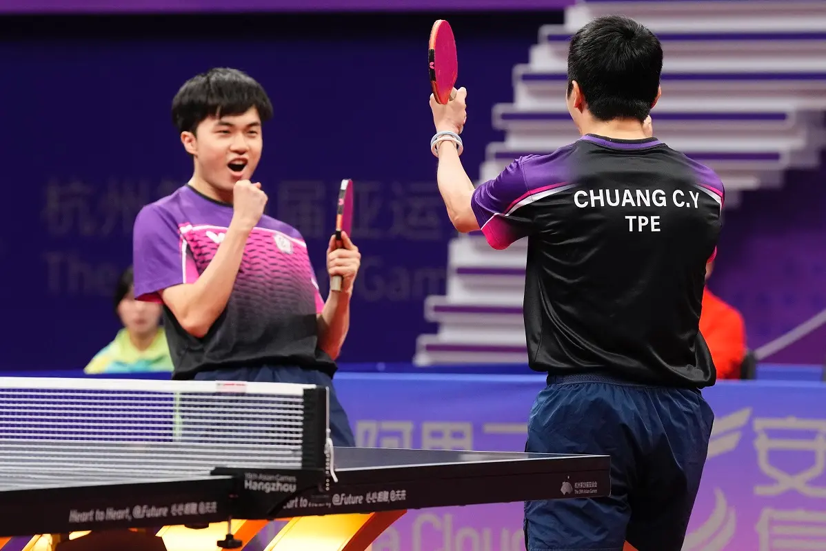 ▲台灣「老少配」組合莊智淵／林昀儒擊敗地主中國大陸的第5種子梁靖崑／林高遠，逆轉晉級杭州亞運桌球男雙4強，保底銅牌。（圖／中華奧會提供）