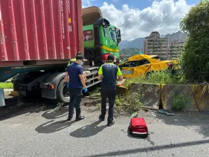 基隆千祥橋「大貨車撞爆小黃」！車身嚴重變形　運將受困頭部受傷
