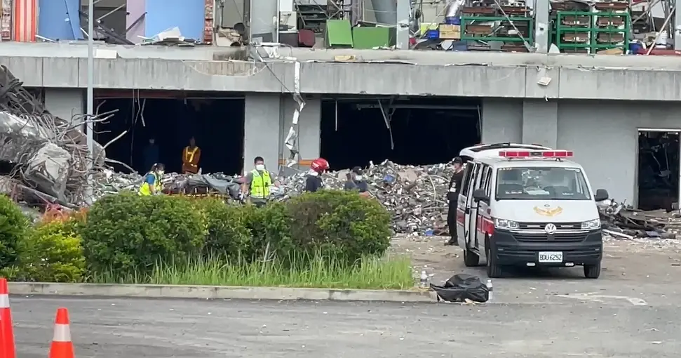 ▲最後失聯者傅姓班長的遺體在下午14點45分上救護車，隨後移往屏東市立殯儀館。（圖／翻攝畫面）