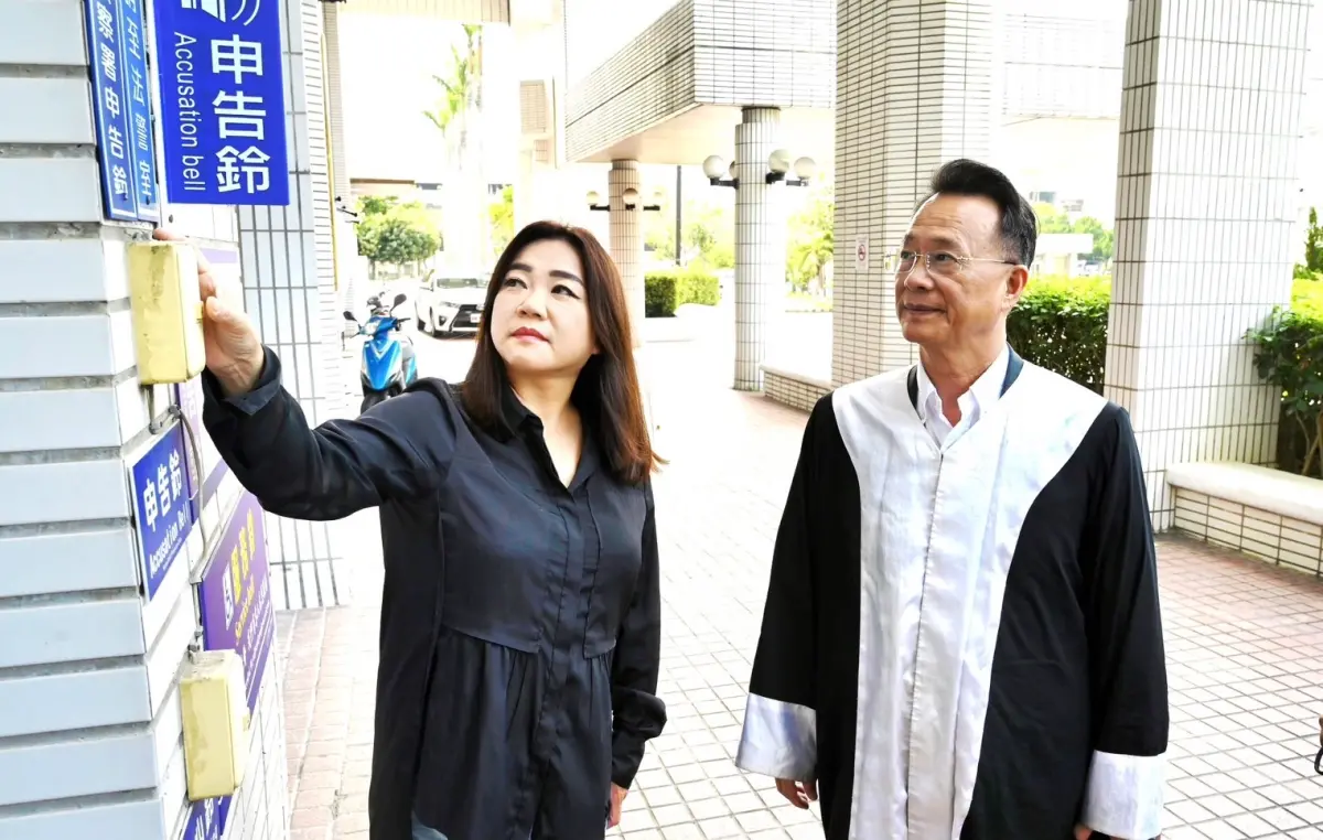 ▲馬文君在律師羅閎逸陪同下，按鈴申告郭璽觸犯刑法《加重誹謗罪》。（圖／馬文君提供，2023.09.30）