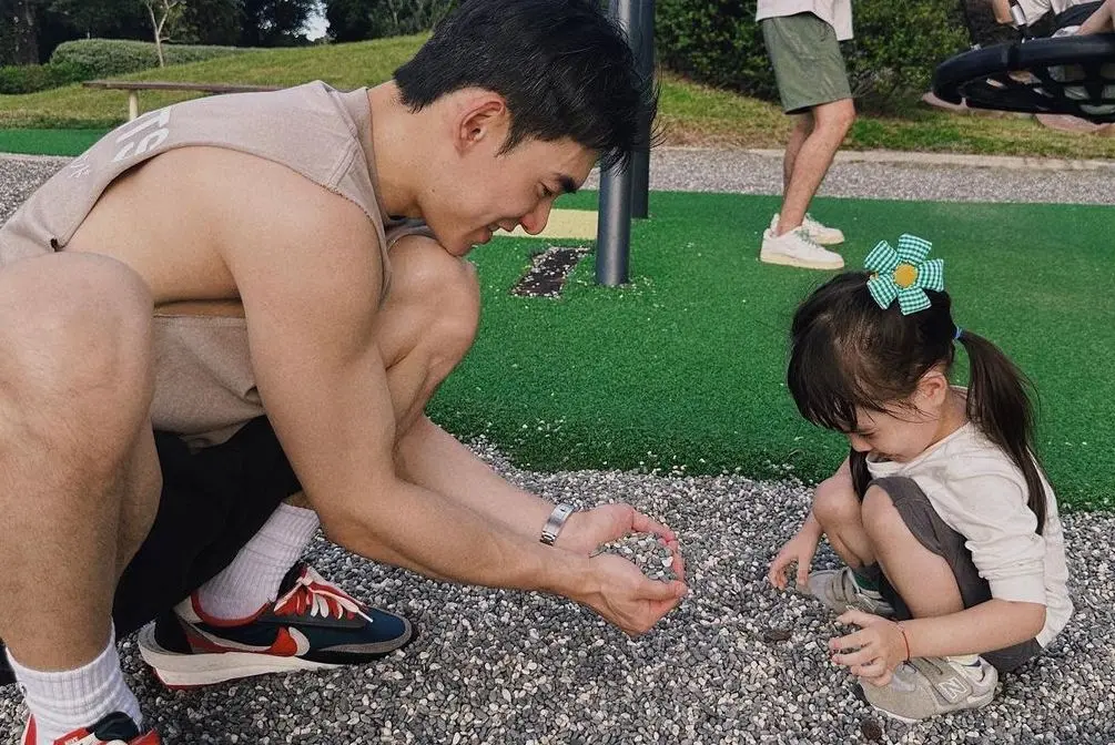 ▲張書豪（左）和乾女兒「小芝麻」玩時，也把陪同的緋聞女友歐陽妮妮當女兒在顧。（圖／翻攝張書豪IG）