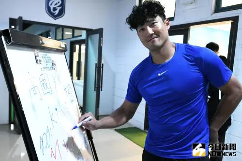 ▲高國輝引退賽，現場球迷可以獲得限量球員卡一張，高國輝將擔任4棒指定打擊，好友林哲瑄、林智勝也簽名送花籃祝福。（圖／林調遜攝）