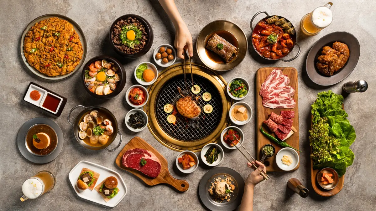 ▲台中風間餐飲集團旗下的「Ribbon醴本韓國正統燒肉」，即日起推出新菜單，雙人套餐2880~4980元，套餐搭配九種韓式小菜和包肉生菜無限續點，及道地韓鍋、韓式炸雞等正宗韓食，與越光米飯、海鮮、甜品、飲品等附餐。（圖／風間餐飲集團提供）