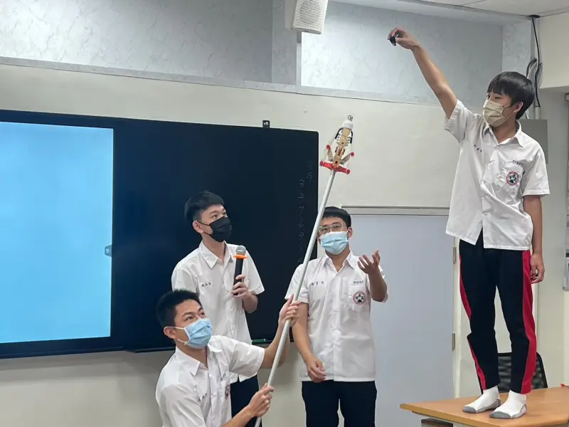 ▲泰山高中學生設計製作燈泡拆裝器成功申請到新型專利。（圖 ／新北市政府教育局提供）
