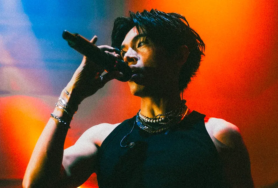 ▲KIRE凱爾去新加坡演出時，遇到女粉絲熱情示愛，當場約他去飯店吃宵夜。（圖／H.A.L.O. Music提供）