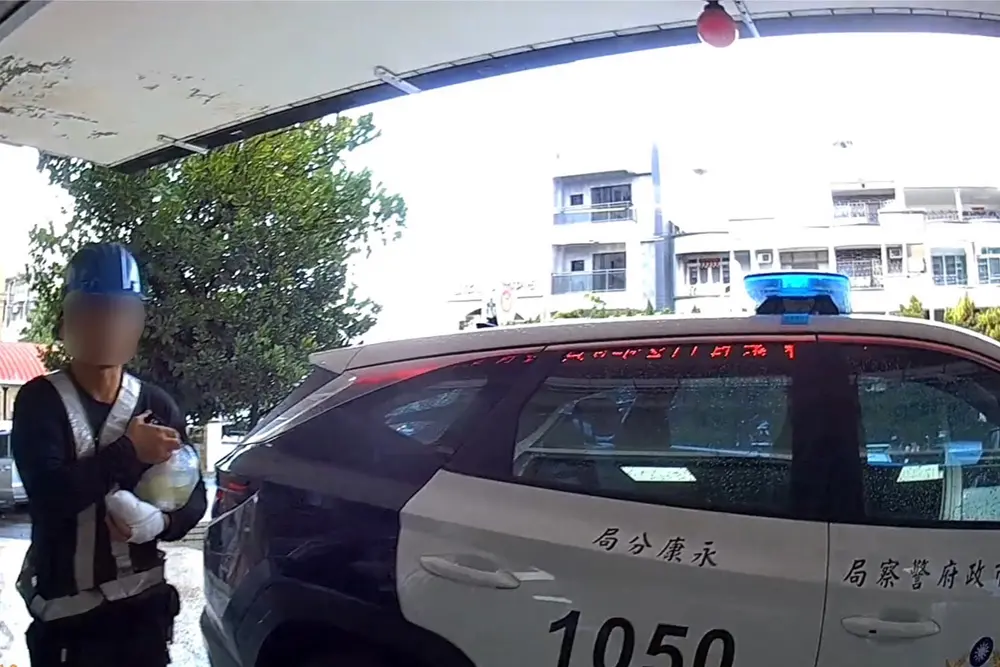 ▲民眾左手拇指受傷前往龍潭派出所尋求員警協助，警員立即駕駛巡邏車全程鳴笛，順利將民眾送達奇美醫院就醫（圖／台南市警察局永康分局提供）