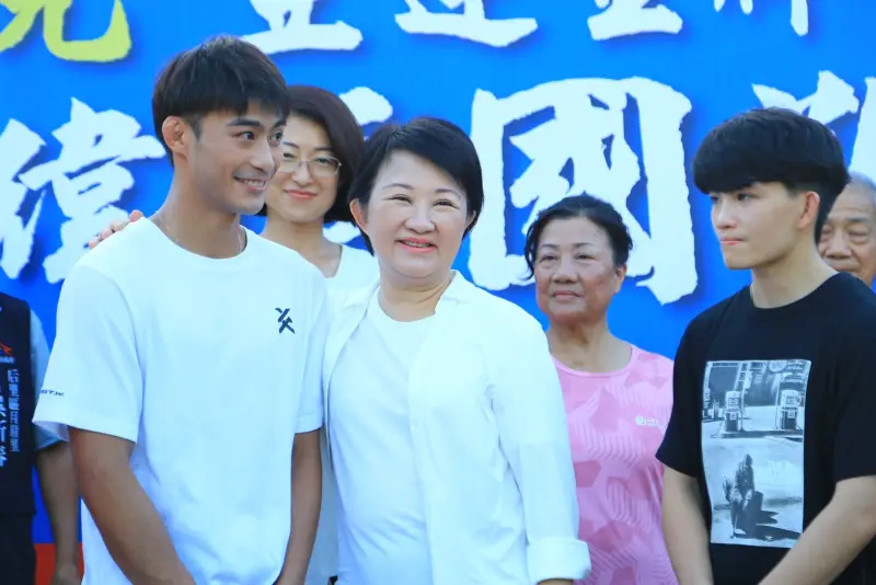 ▲盧秀燕說楊勇緯和在柔道女將林真豪（右）努力在運動賽事上拿下好成績，激勵了很多人。（圖／台中市政府提供，2023.09.30）