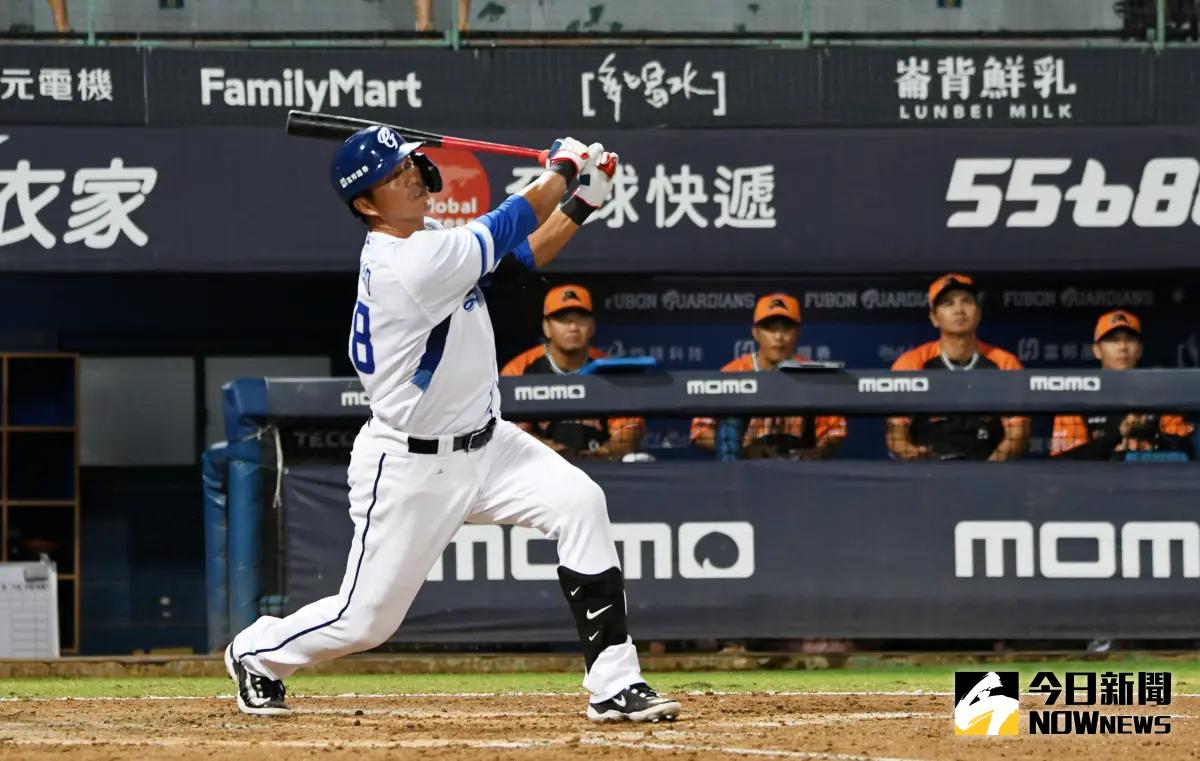 ▲富邦悍將高國輝敲出安打！引退賽最終打席光榮接受歡呼退場。（圖／林調遜攝）