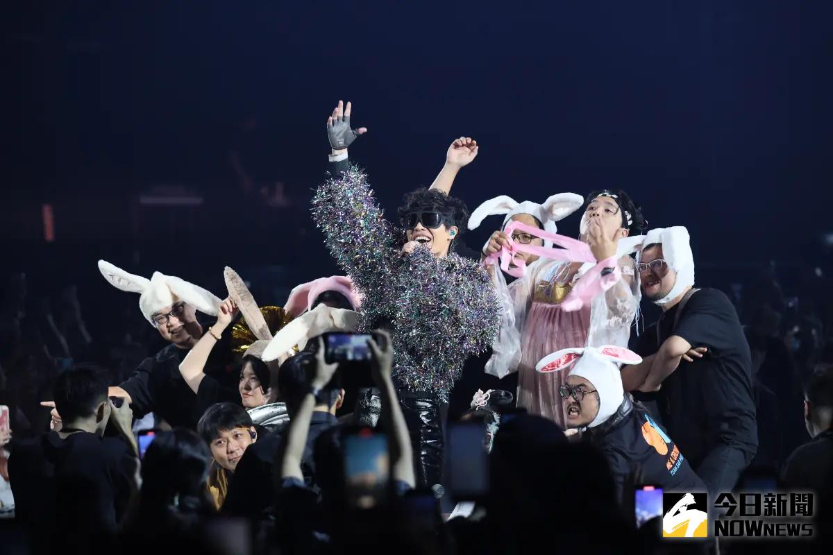 ▲盧廣仲率領嫦娥、兔子軍團繞場小巨蛋。（圖／記者鄭孟晃攝）